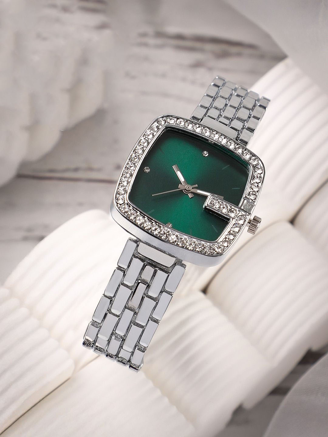 

HAUTE SAUCE by Campus Sutra Women The Pavement Loop Square Analogue Watch AW25_HSWC1255, Green