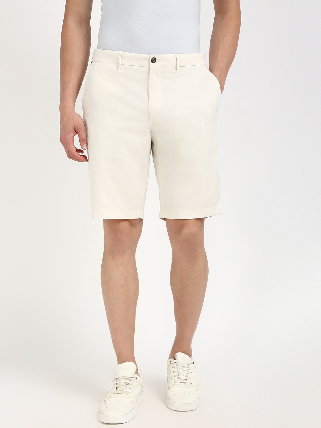 

Tommy Hilfiger Men Mid-Rise Shorts, Off white