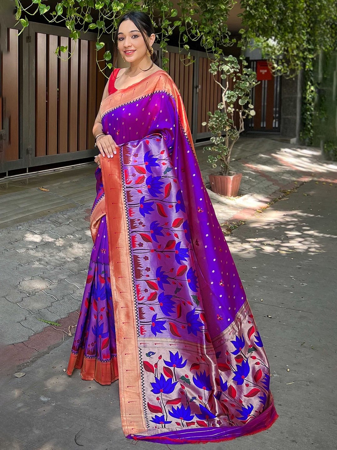 

DIVASTRI Woven Design Printed Zari Paithani Saree, Blue