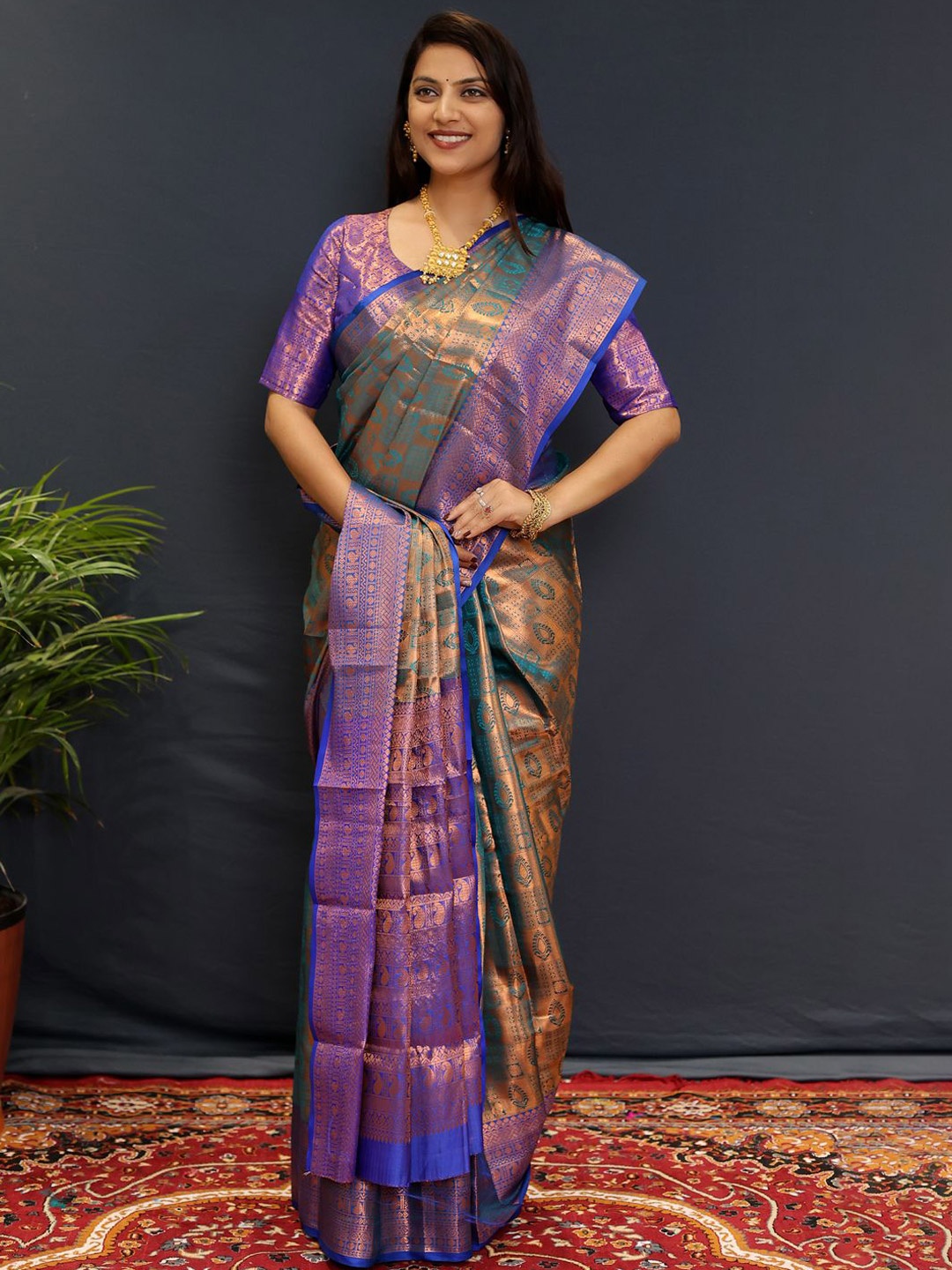 

DIVASTRI Ethnic Motifs Woven Design Zari Kanjeevaram Saree, Green