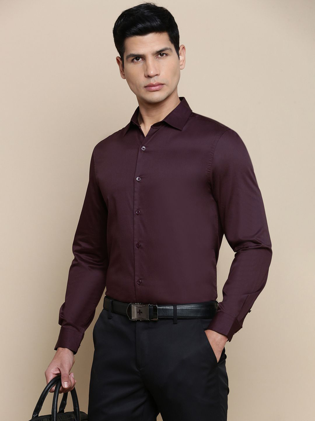 

INVICTUS Men Standard Slim Fit Spread Collar Solid Cotton Formal Shirt, Burgundy
