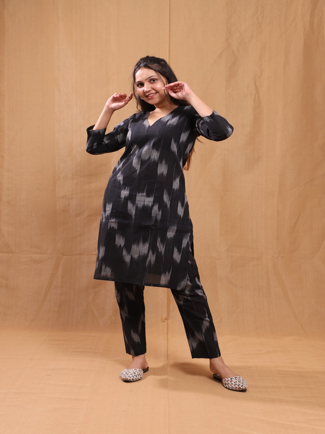 

Swarna Akriti Abstract Printed V-Neck Pure Cotton Straight Kurta With Trousers, Black