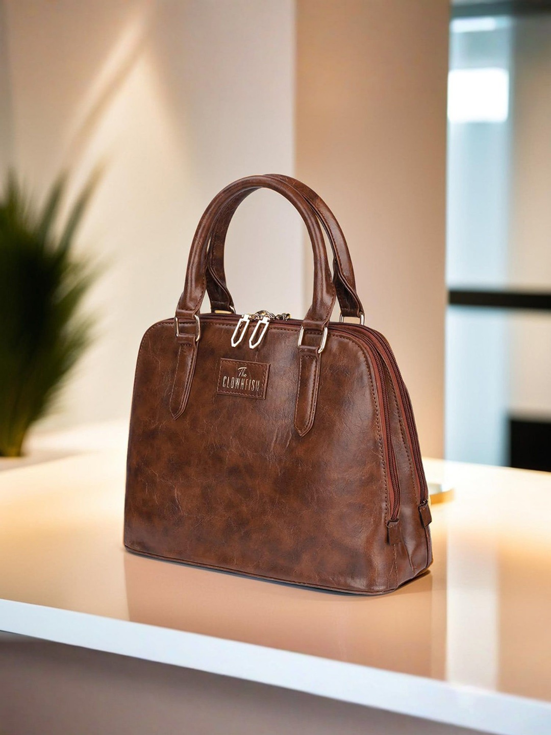 

THE CLOWNFISH Women Solid Structured Leather Sling Bag, Brown