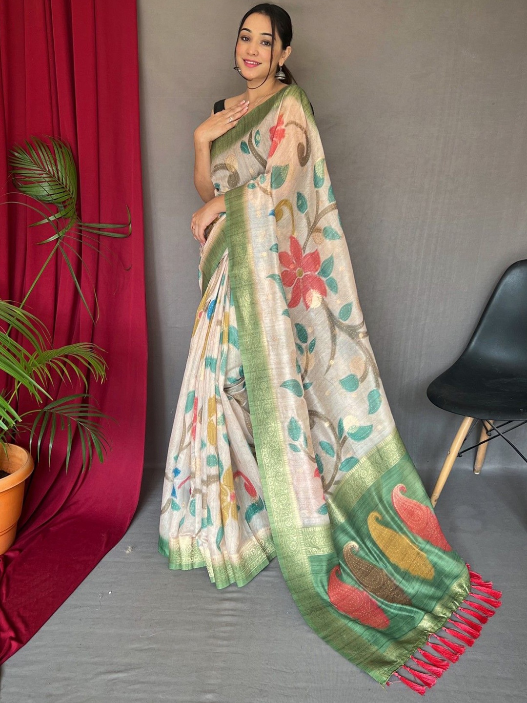 

DIVASTRI Floral Printed Zari Chanderi Saree, Green
