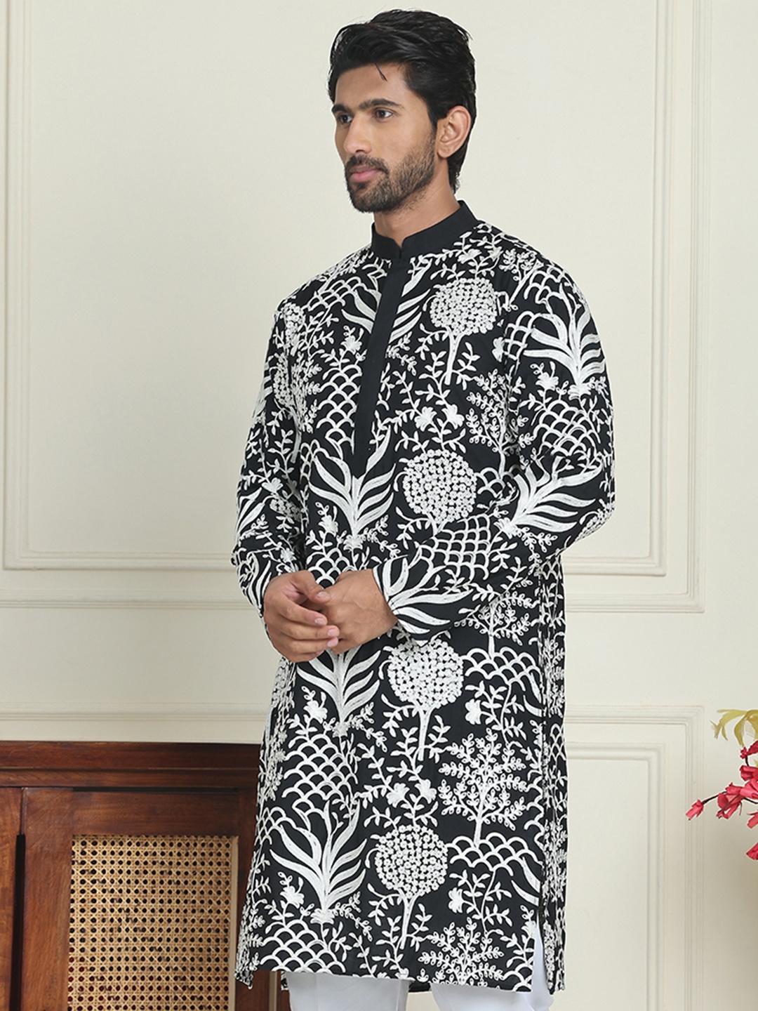 

Jompers Floral Embroidered Mandarin Collar Silk Thread Work Straight Kurta, Black