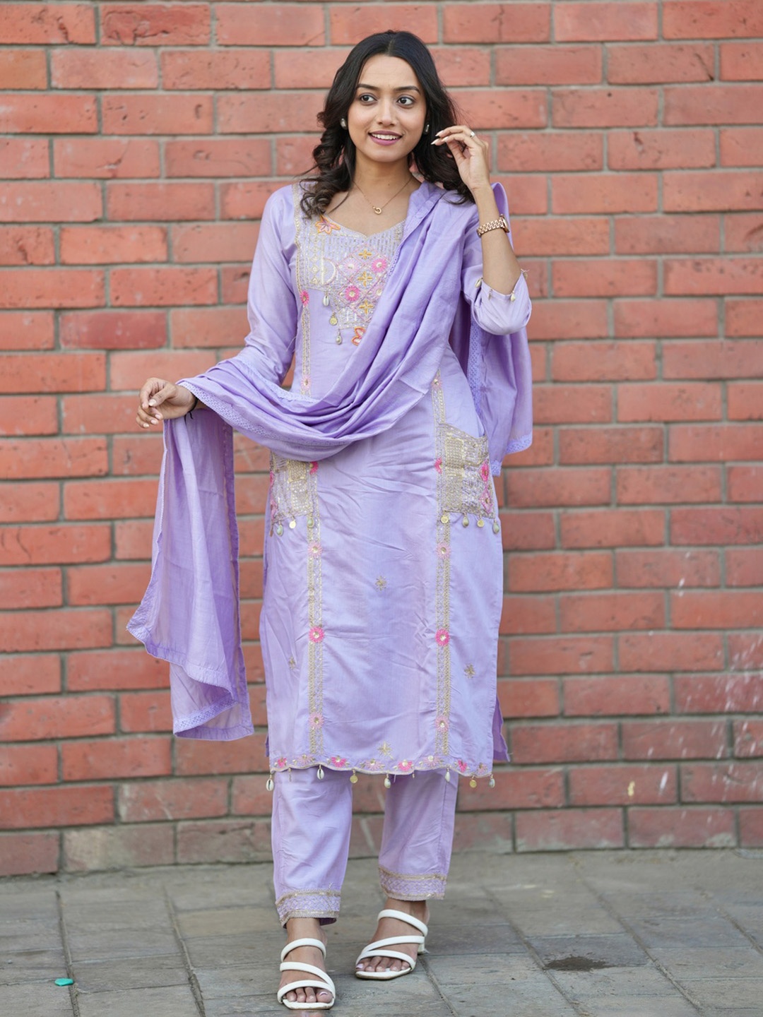 

LERIYU Floral Embroidered Thread Work Chanderi Silk Kurta With Trousers And Dupatta, Lavender