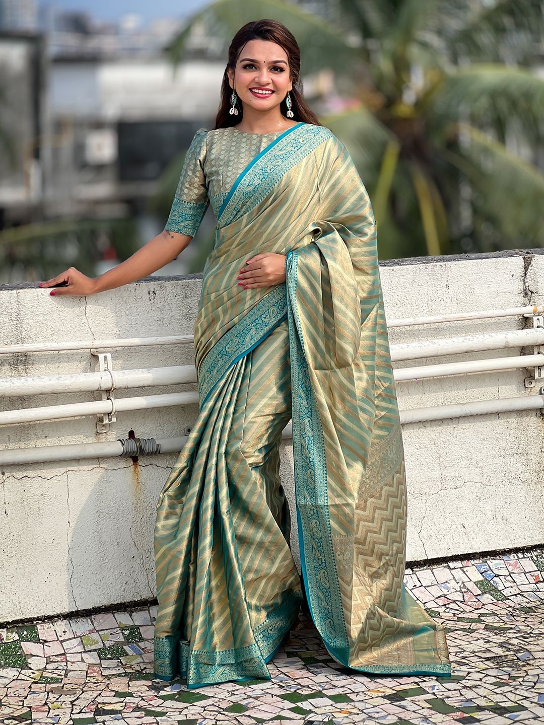 

DIVASTRI Woven Design Zari Silk Blend Banarasi Saree, Blue