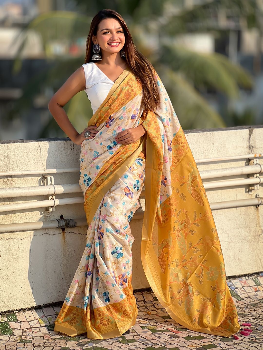 

DIVASTRI Floral Zari Tussar Saree With Unstitched Blouse Piece, Off white