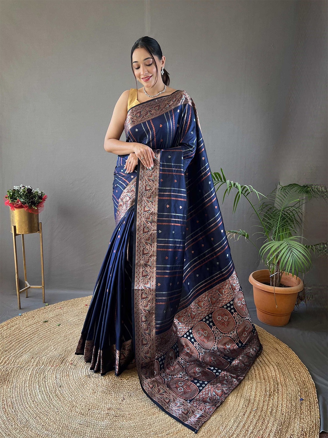 

DIVASTRI Woven Design Zari Banarasi Saree, Navy blue
