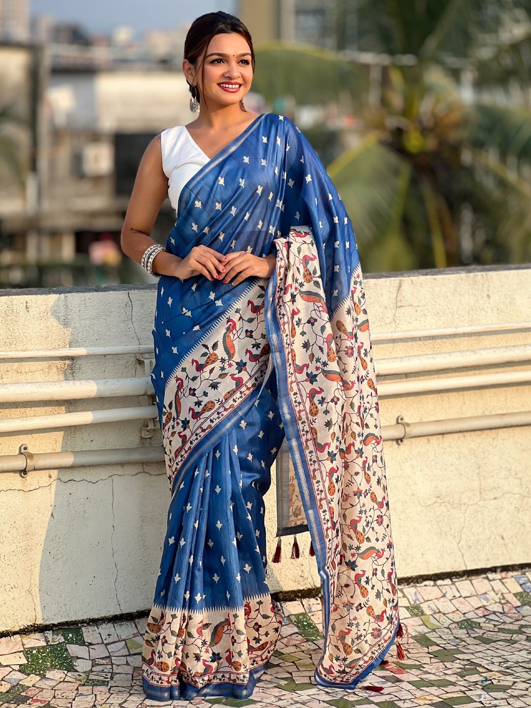 

DIVASTRI Floral Printed Zari Saree, Navy blue