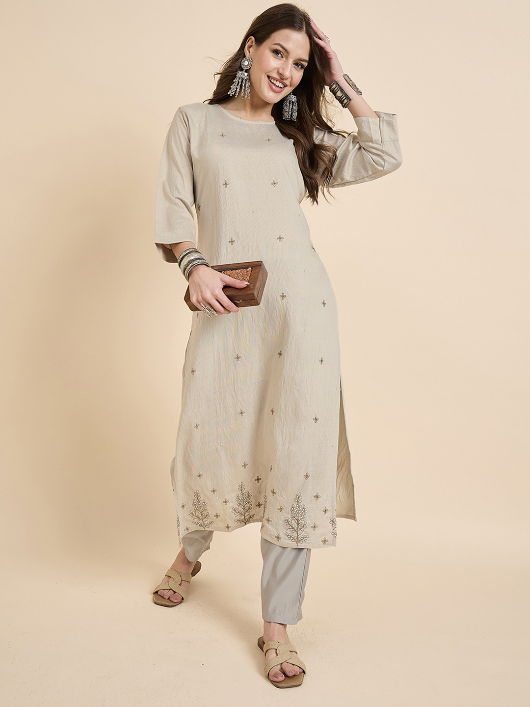 

Anouk Rustic Women Floral Embroidered Sequinned Floral Kurta, Grey