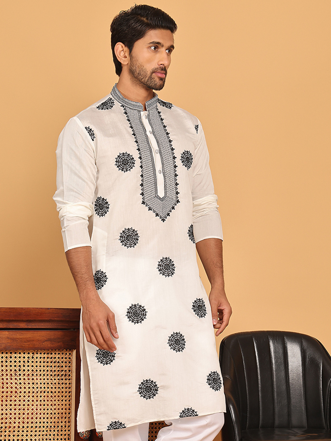 

Jompers Men Floral Embroidered Thread Work Floral Kurta, White