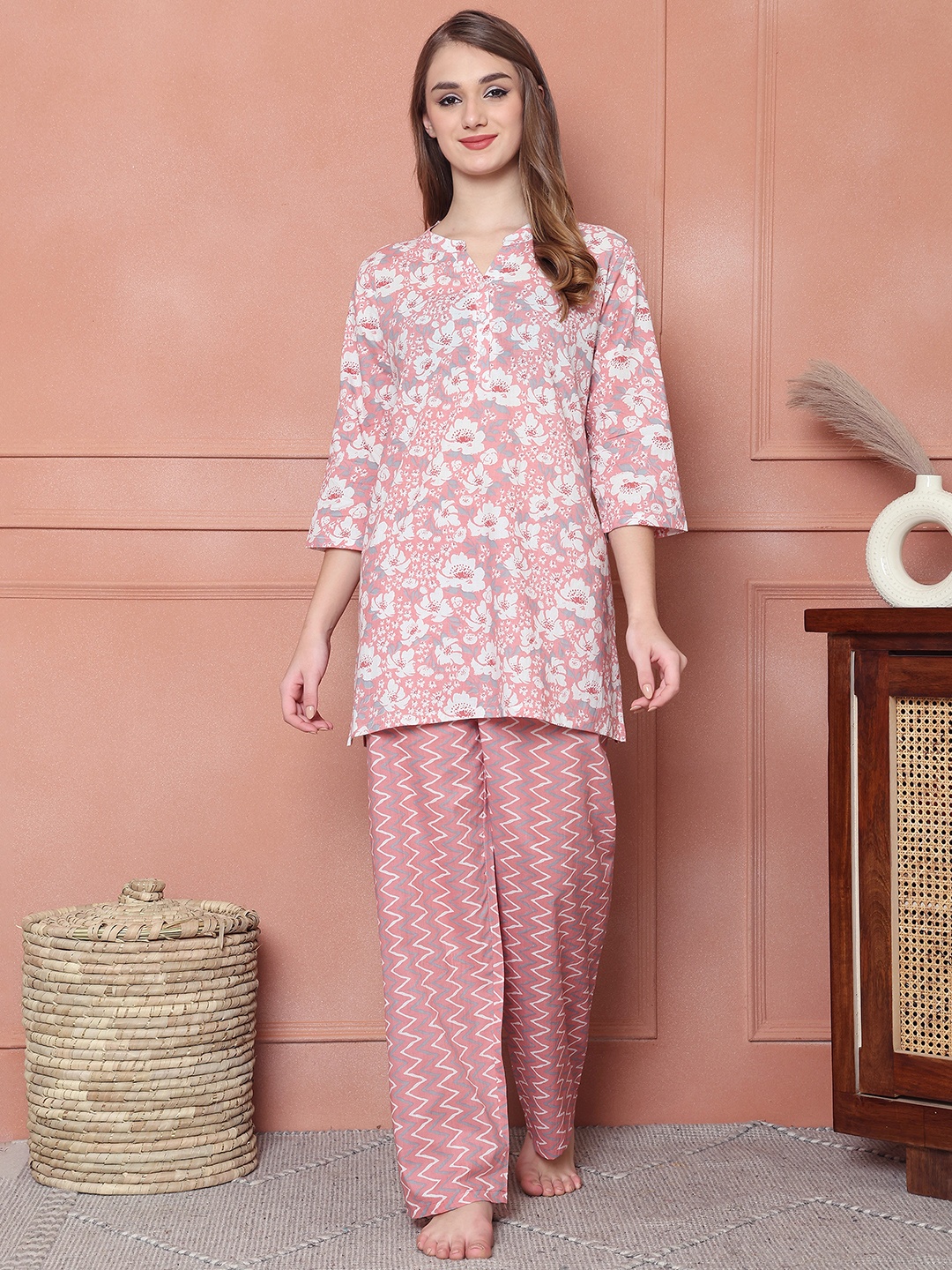 

Kanvin Women Printed Night suit, Peach