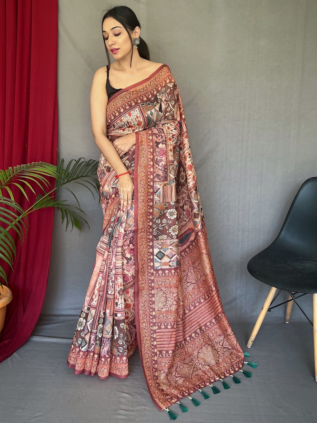 

DIVASTRI Floral Printed Saree With Unstitched Blouse Piece, Brown