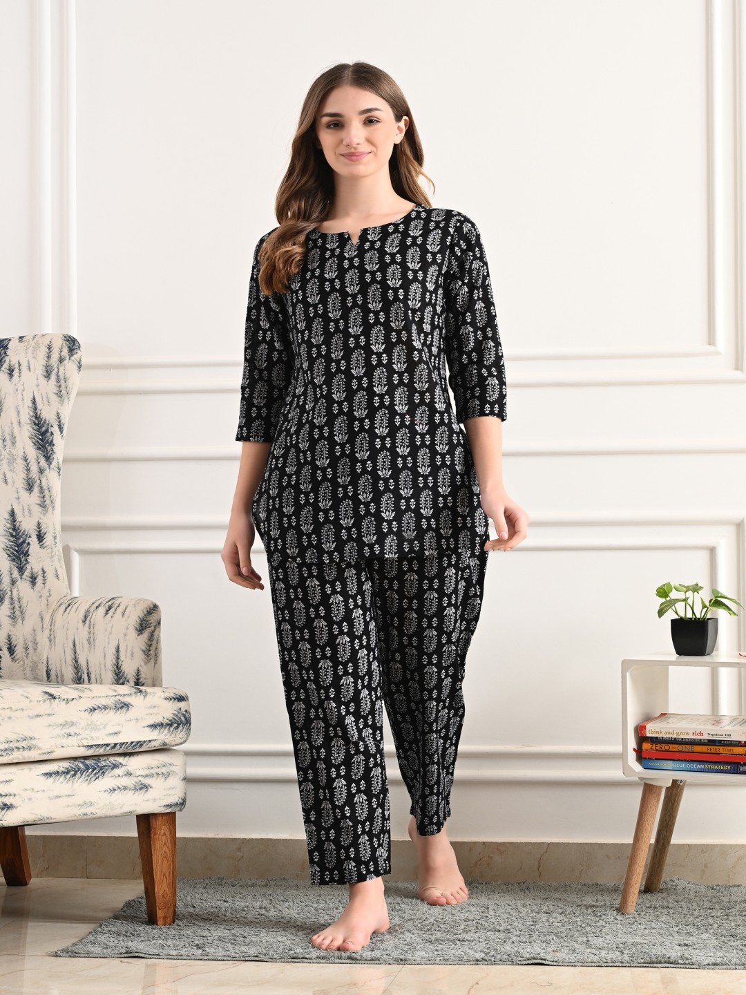 

TREND ME Women Printed Night suit, Black
