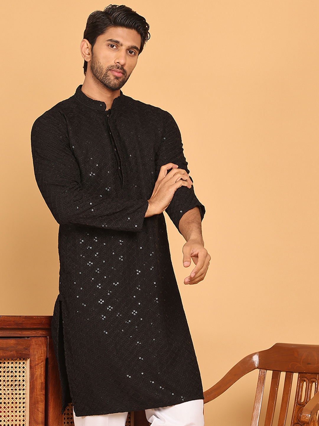 

Jompers Men Floral Embroidered Sequinned Floral Kurta, Black