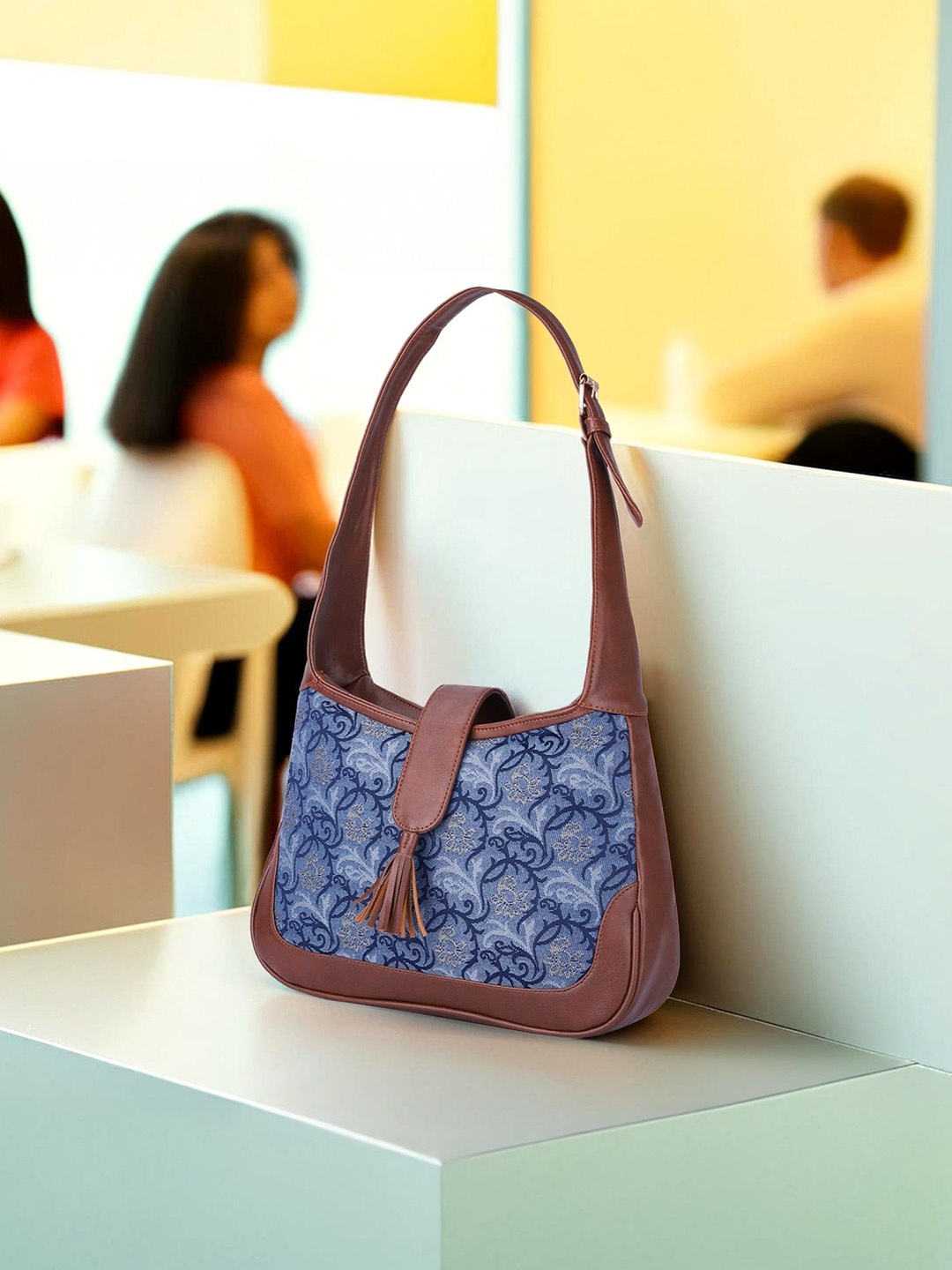 

THE CLOWNFISH Women Samantha Floral Printed Bucket Shoulder Bag, Blue
