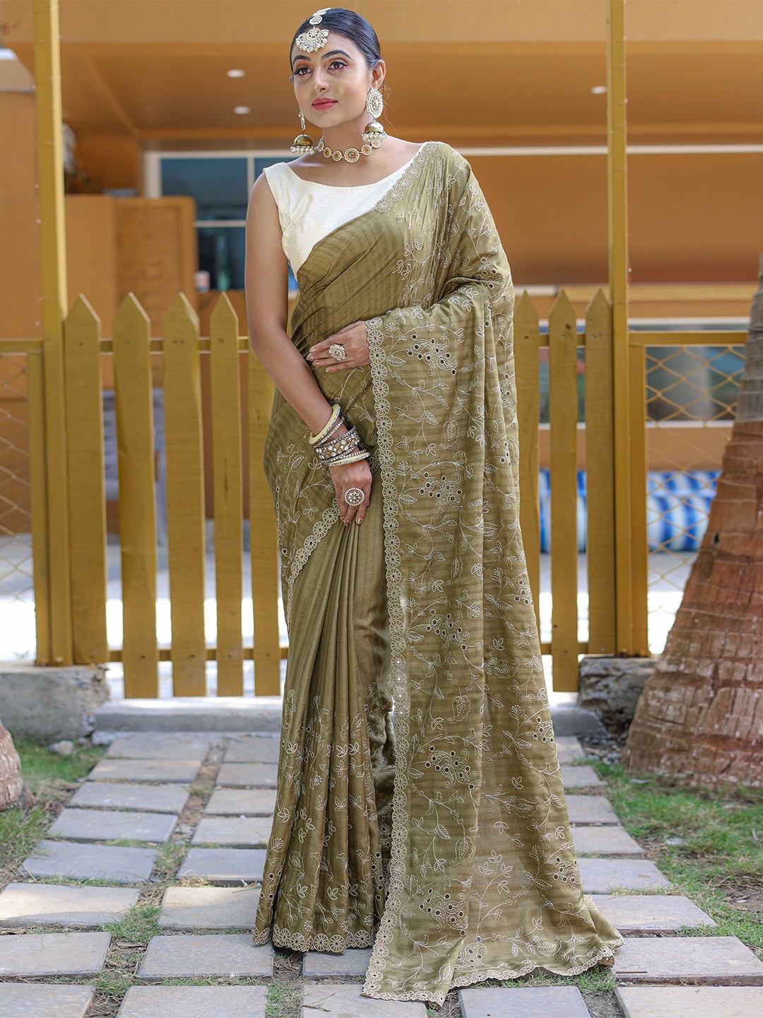 

DIVASTRI Floral Embroidered Saree With Unstitched Blouse Piece, Green