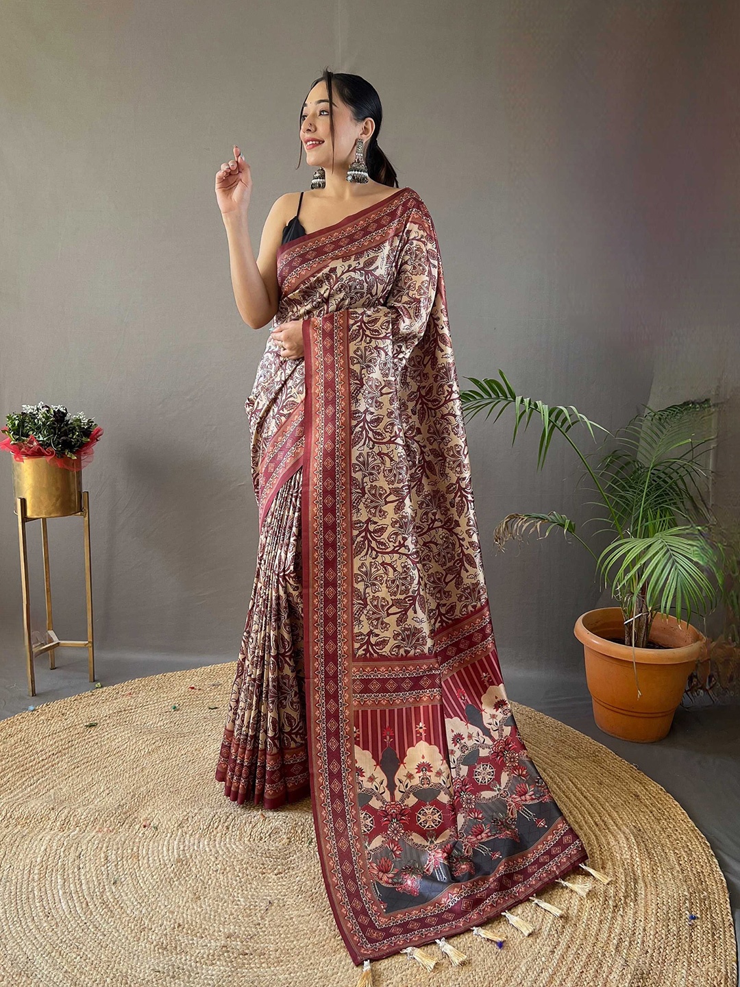 

DIVASTRI Floral Printed Saree, Beige
