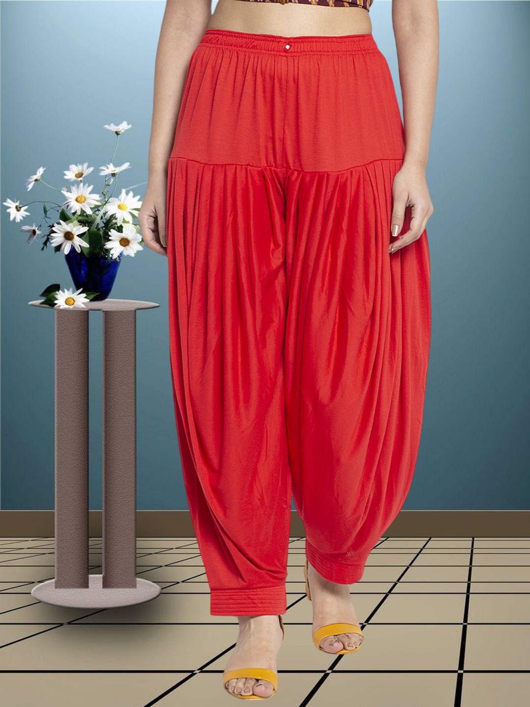 

GRACIT Loose-Fit Mid-Rise Patiala, Red