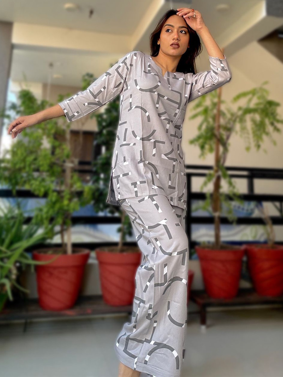 

SWEET MOON Geometric Printed Round Neck Kurti With Pyjama, Grey