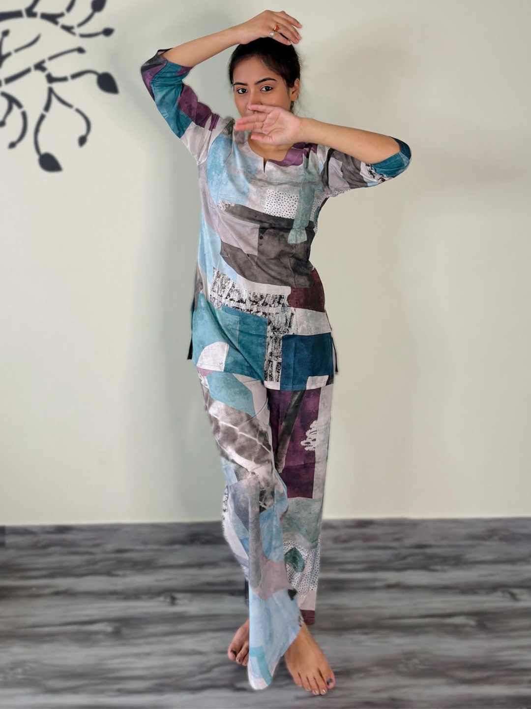 

SWEET MOON Geometric Printed Round Neck Kurti With Pyjama, Turquoise blue