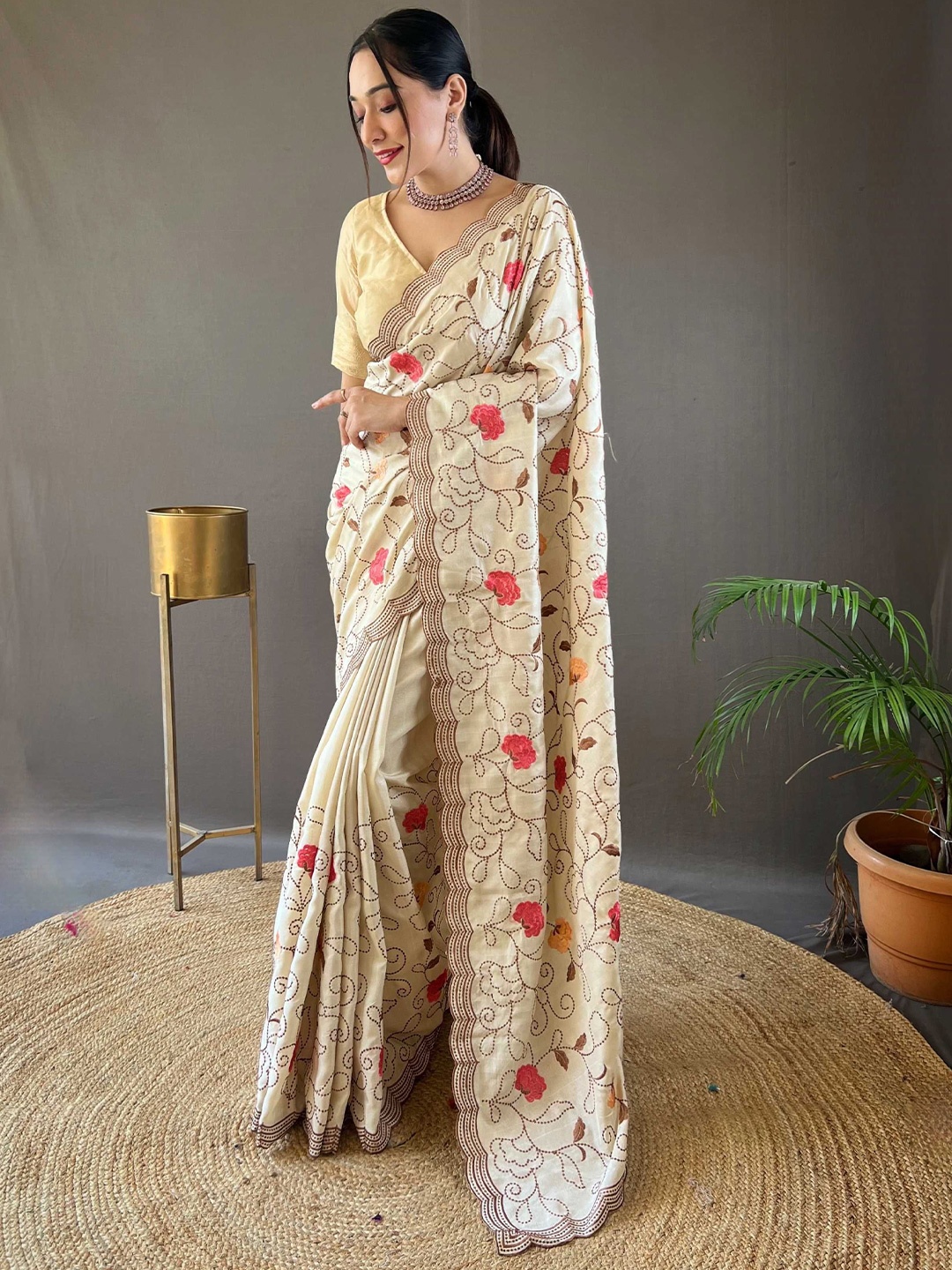 

DIVASTRI Floral Embroidered Tussar Saree, Cream