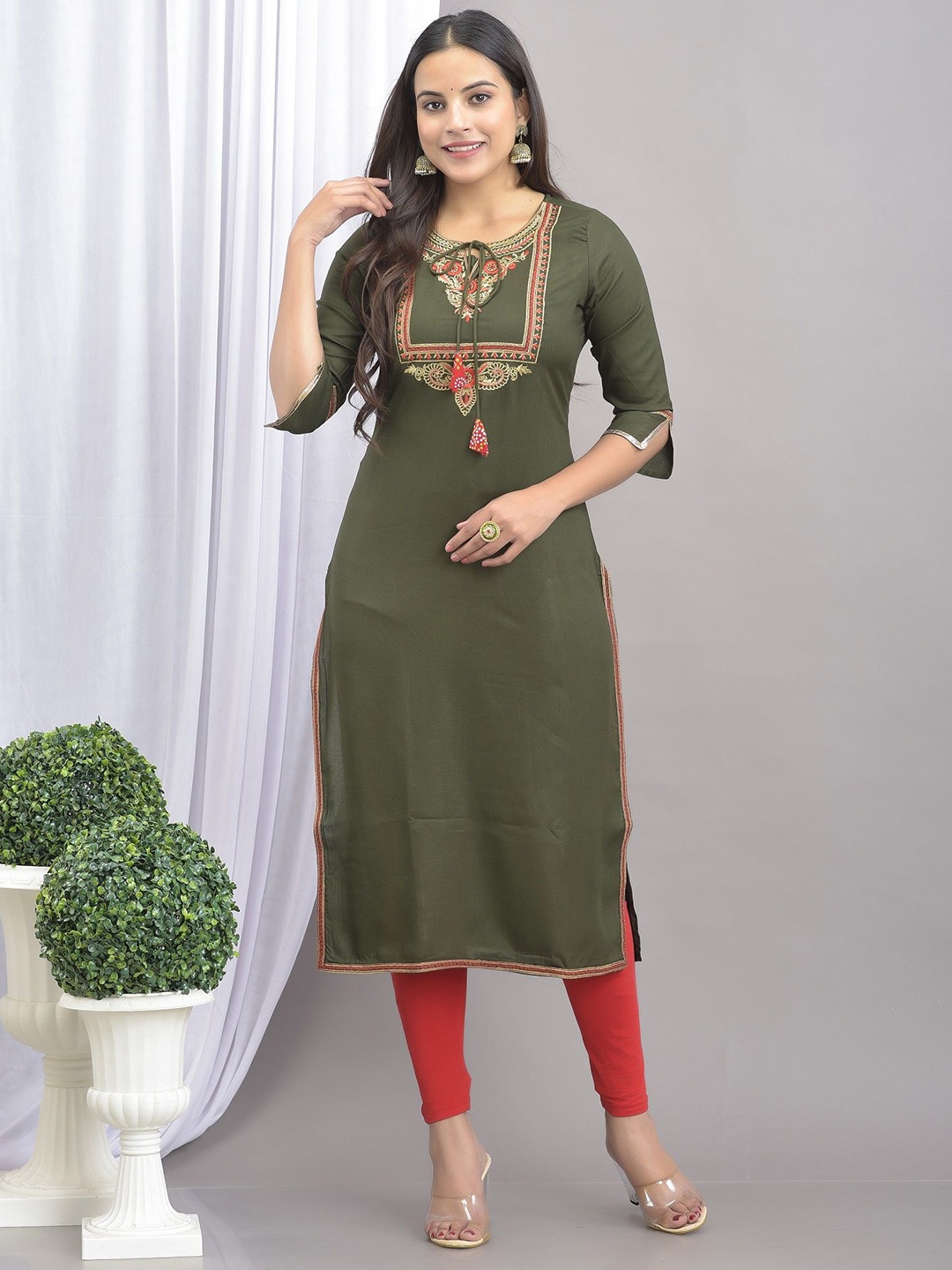 

Clothy N Wave Ethnic Motifs Yoke Design Keyhole Neck Thread Work Straight Kurta, Green