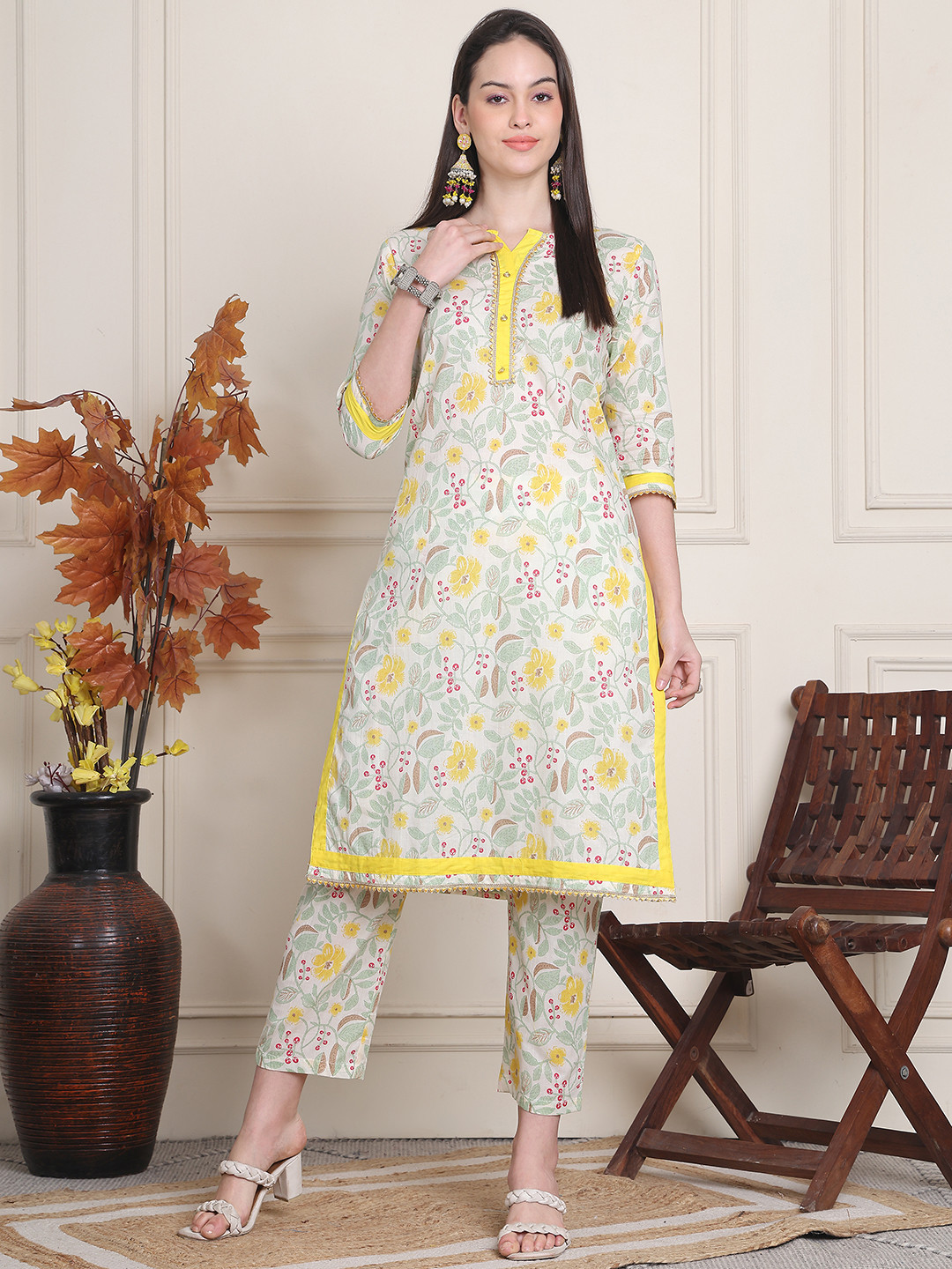 

SOUNDARYA Floral Printed Gotta Patti Pure Cotton Straight Kurta With Trousers, White