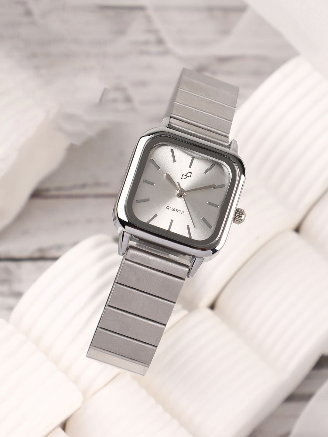 

HAUTE SAUCE by Campus Sutra Women Dial & Bracelet Style Straps Watch AW25_HSWC1265, Silver