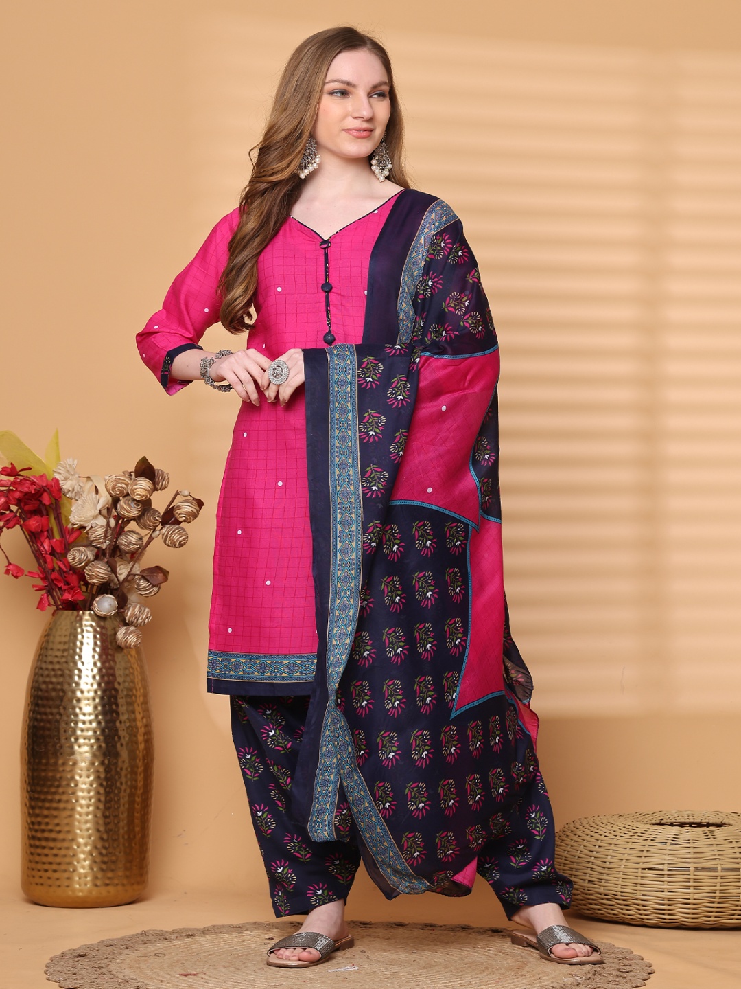 

Rajnandini Checked Sweetheart Neck Straight Kurta With Salwar & Dupatta, Pink