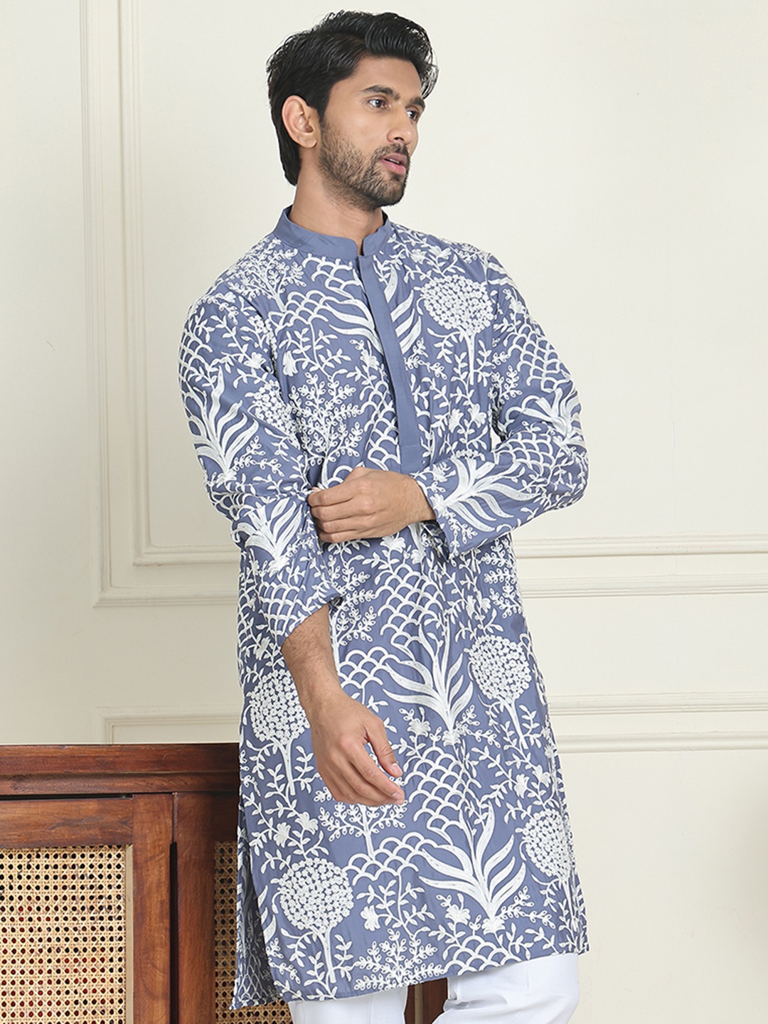 

Jompers Floral Embroidered Mandarin Collar Thread Work Straight Kurtas, Blue