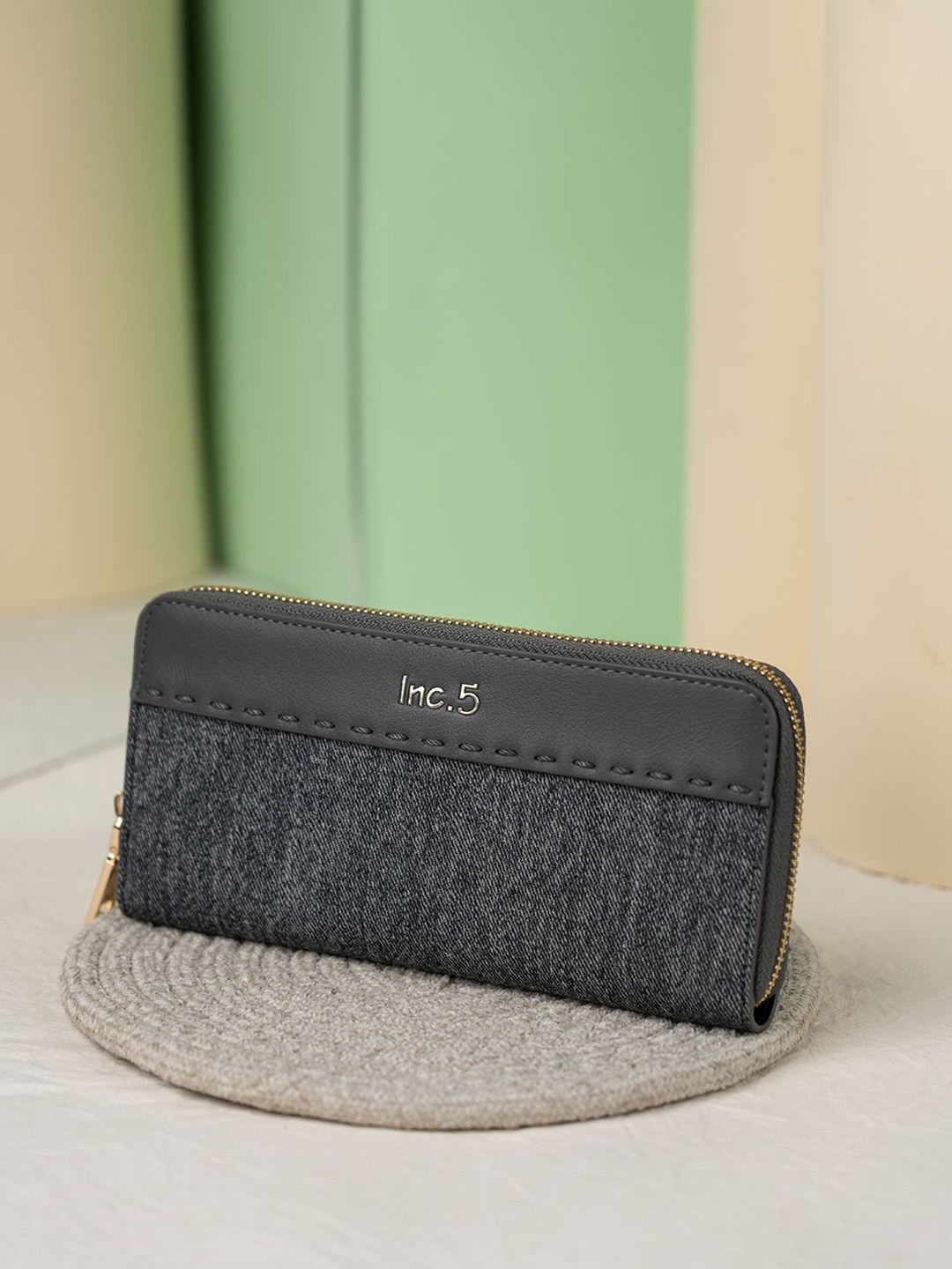 

Inc 5 Women Geometric Textured Card Holder, Grey