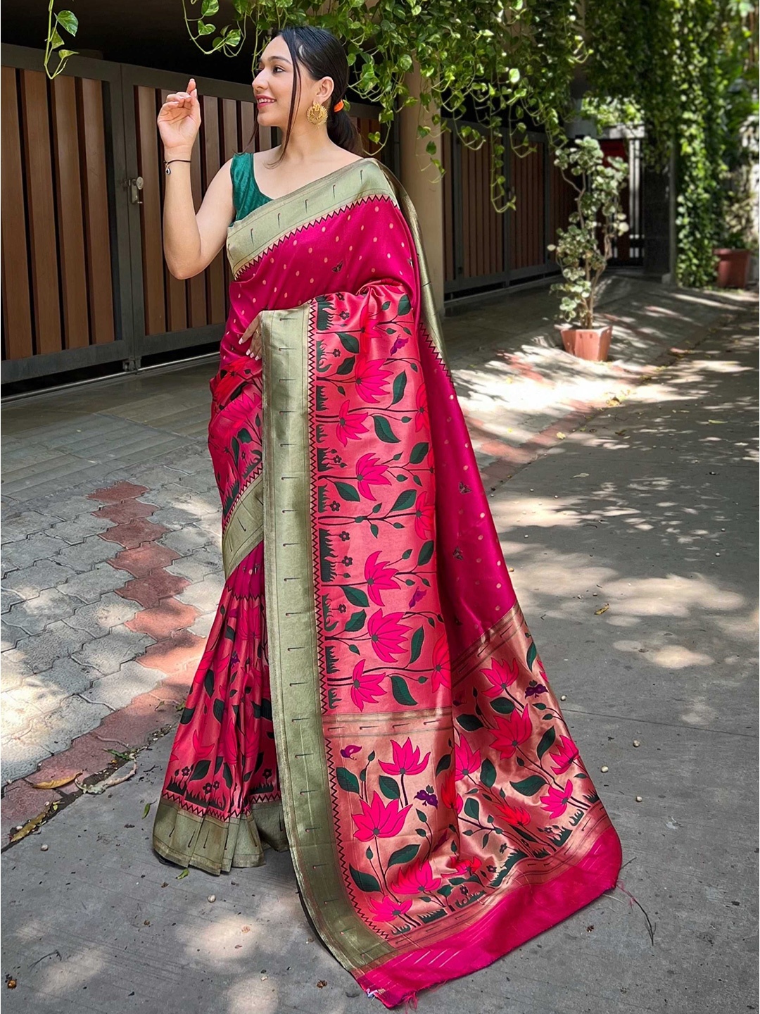 

DIVASTRI Ethnic Motifs Woven Design Zari Paithani Saree, Pink