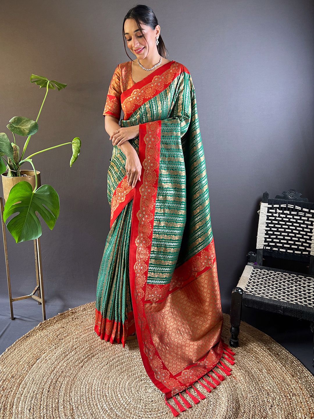 

DIVASTRI Woven Design Zari Silk Blend Banarasi Saree, Green