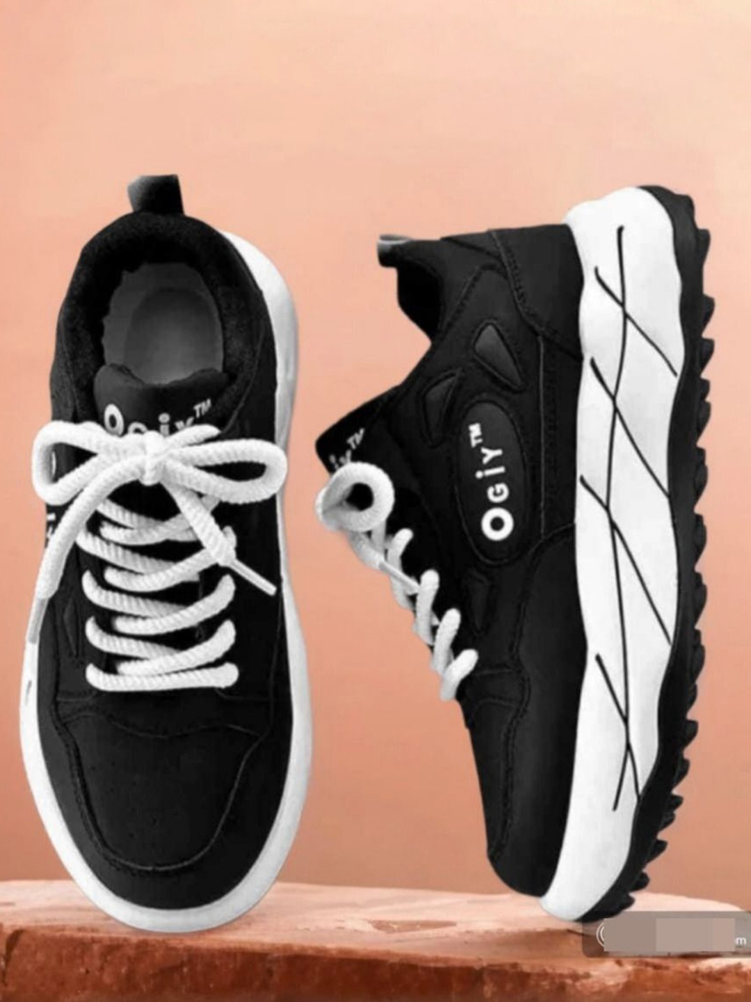 

Vechlo Men Colourblocked Sneakers, Black