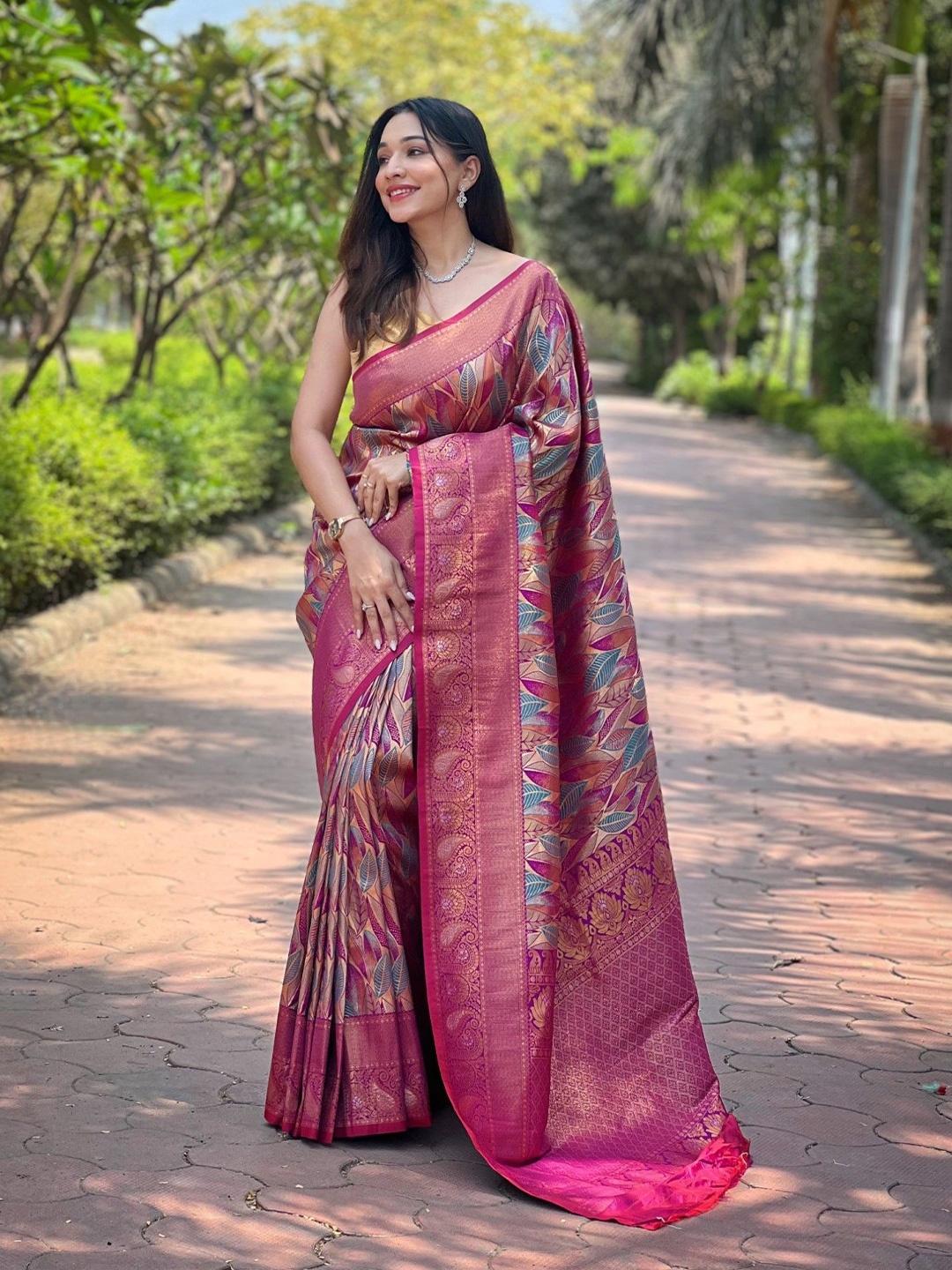 

DIVASTRI Woven Design Zari Banarasi Saree, Purple