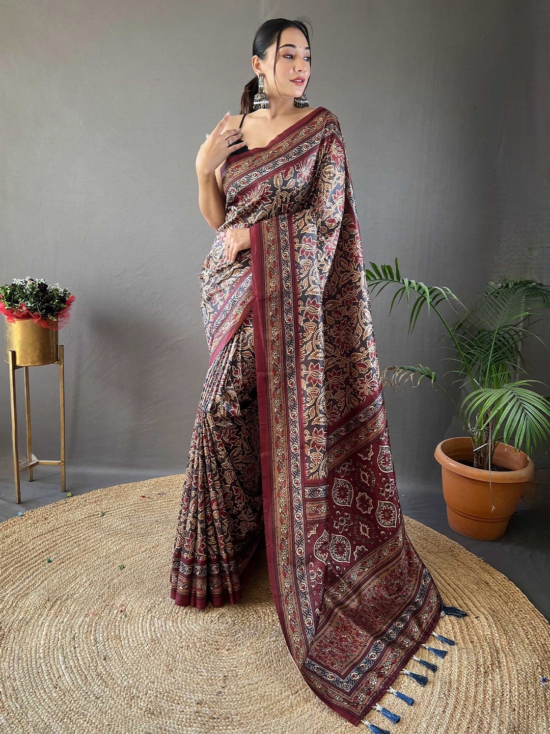 

DIVASTRI Floral Printed Saree, Maroon