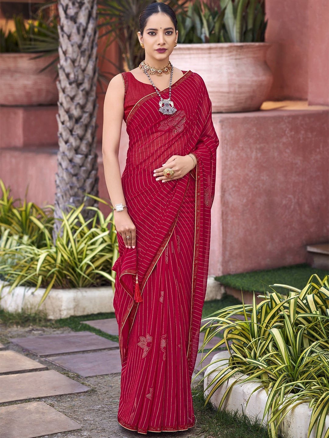 

VIRENDRA TEXTILES Floral Beads and Stones Pure Georgette Saree, Maroon