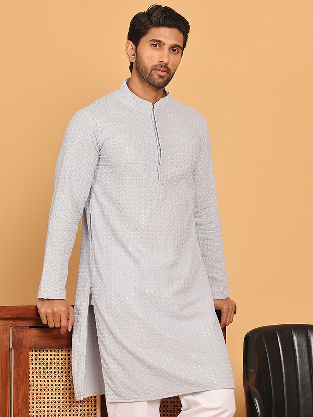 

Jompers Men Geometric Embroidered Sequinned Kurta, Grey
