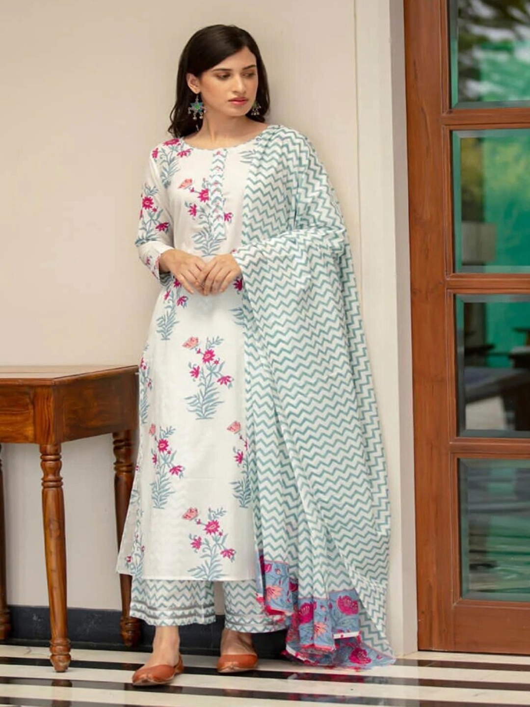 

DIVASTRI Floral Printed Round Neck Kurta with Trousers & Dupatta, White