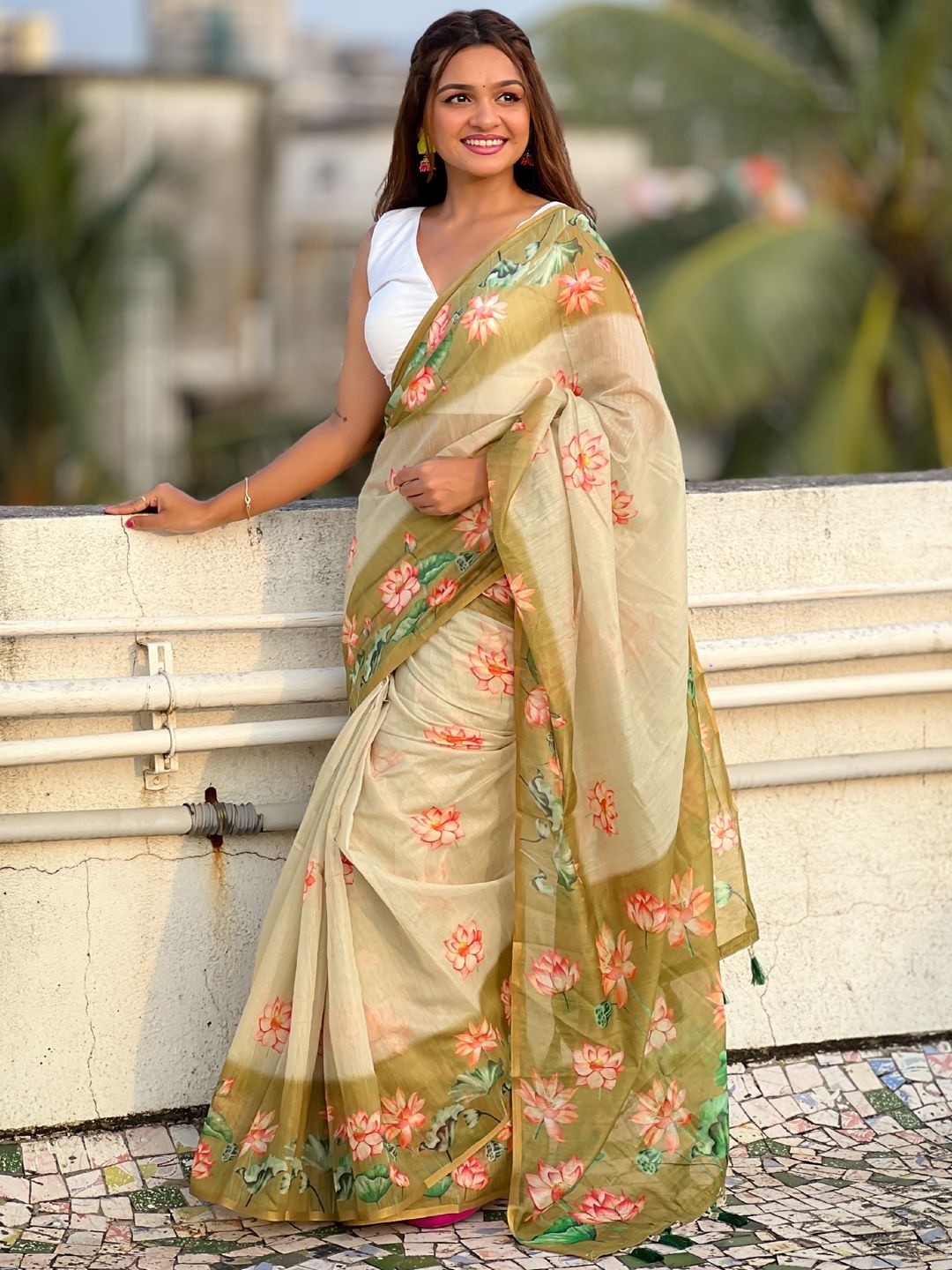 

DIVASTRI Floral Printed Saree, Cream