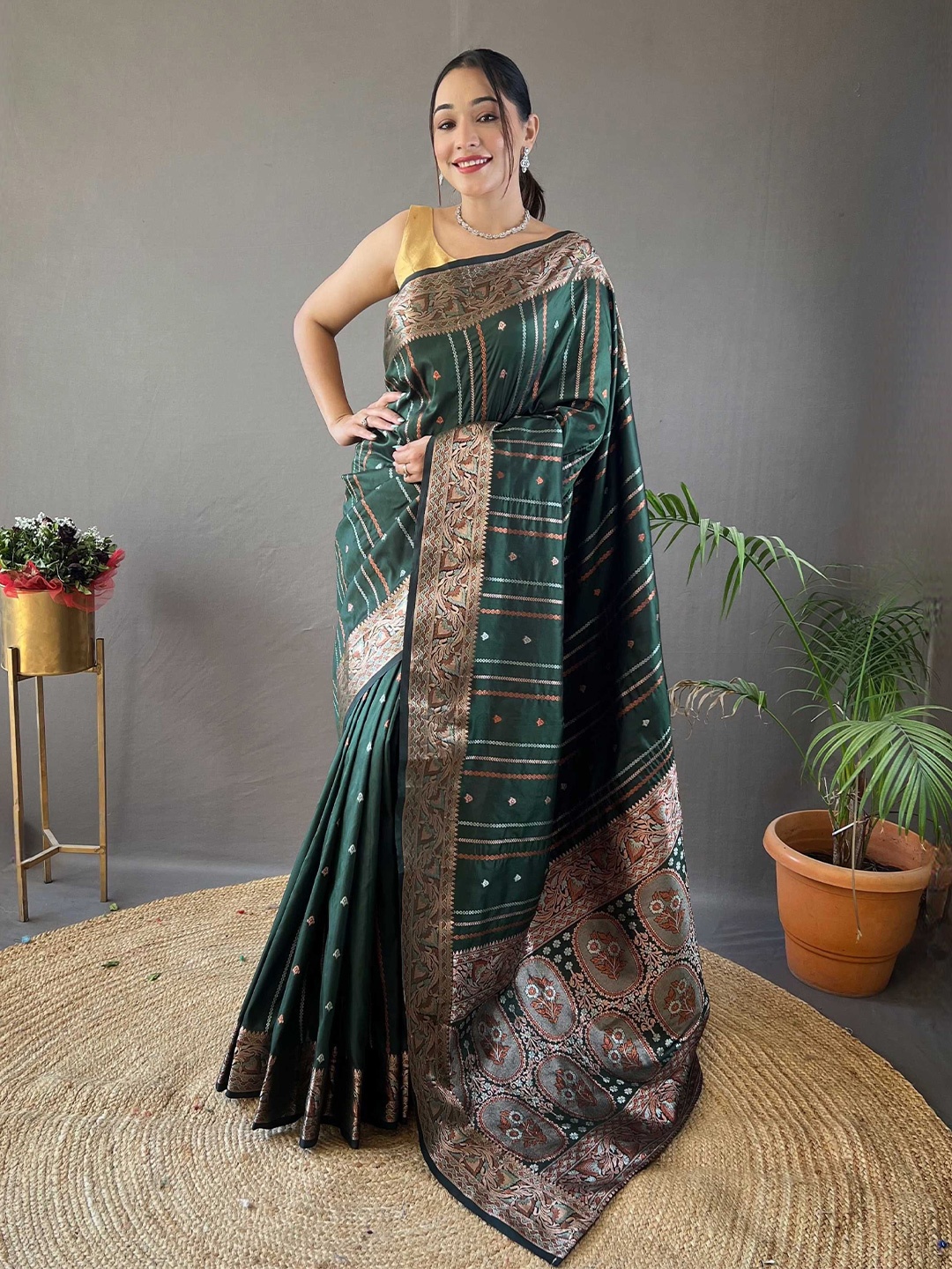 

DIVASTRI Woven Design Zari Silk Blend Banarasi Saree With Blouse Piece, Green