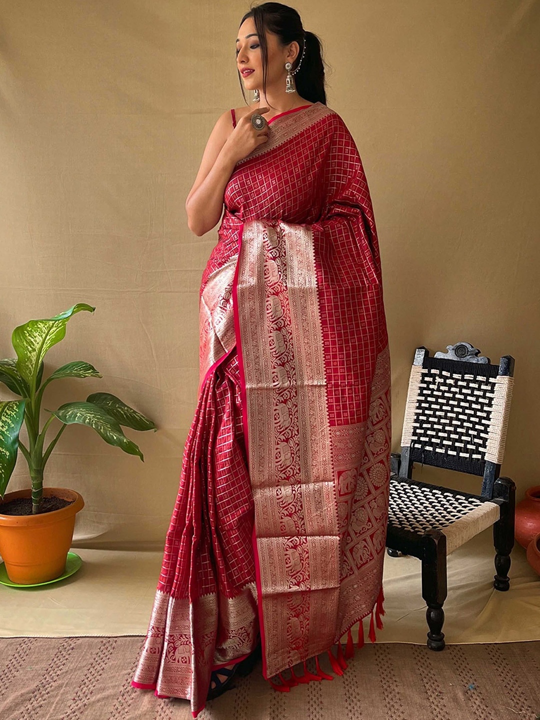 

DIVASTRI Ethnic Motifs Woven Design Zari Kanjeevaram Saree, Red