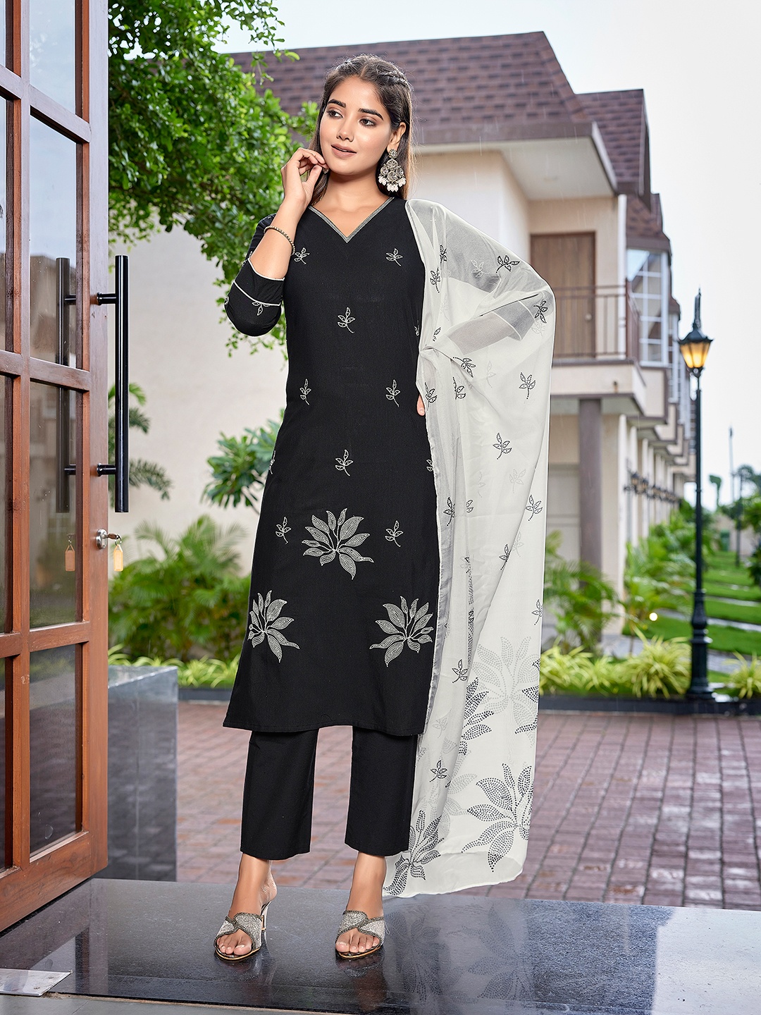 

DIVASTRI Floral Embroidered V-Neck Cotton Straight Kurta With Trousers And Dupatta, Black