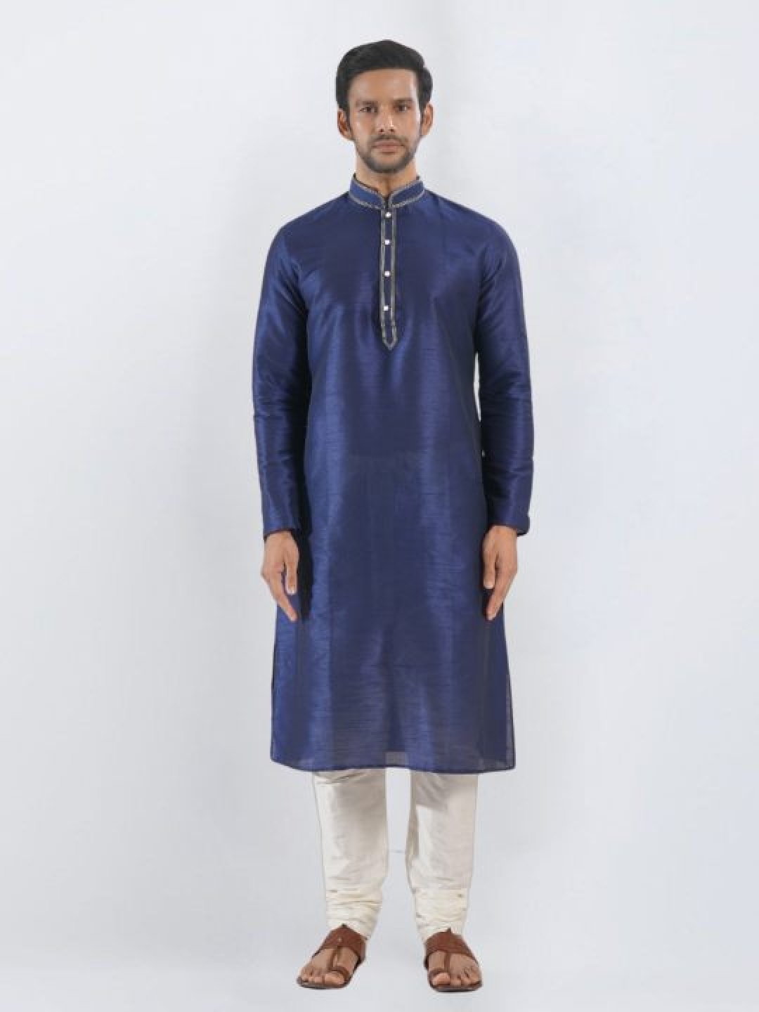 

SULAKSHACOUTUREZ Men Embroidered Regular Kurta with Churidar, Navy blue