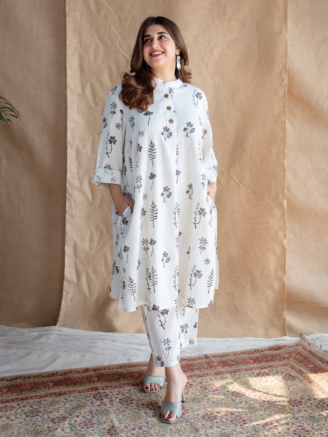 

THE INDIAN ETHNIC CO White Mandarin Collar Loose Slub Cotton Tunic & Palazzos Co-Ord Set