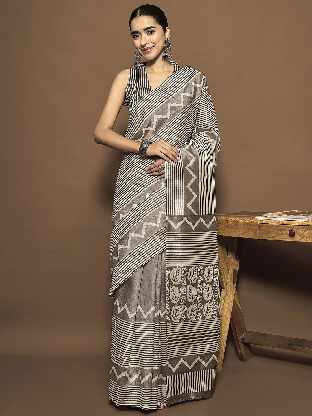 

Mitera Silk Blend Ready to Wear Taant Saree, Grey