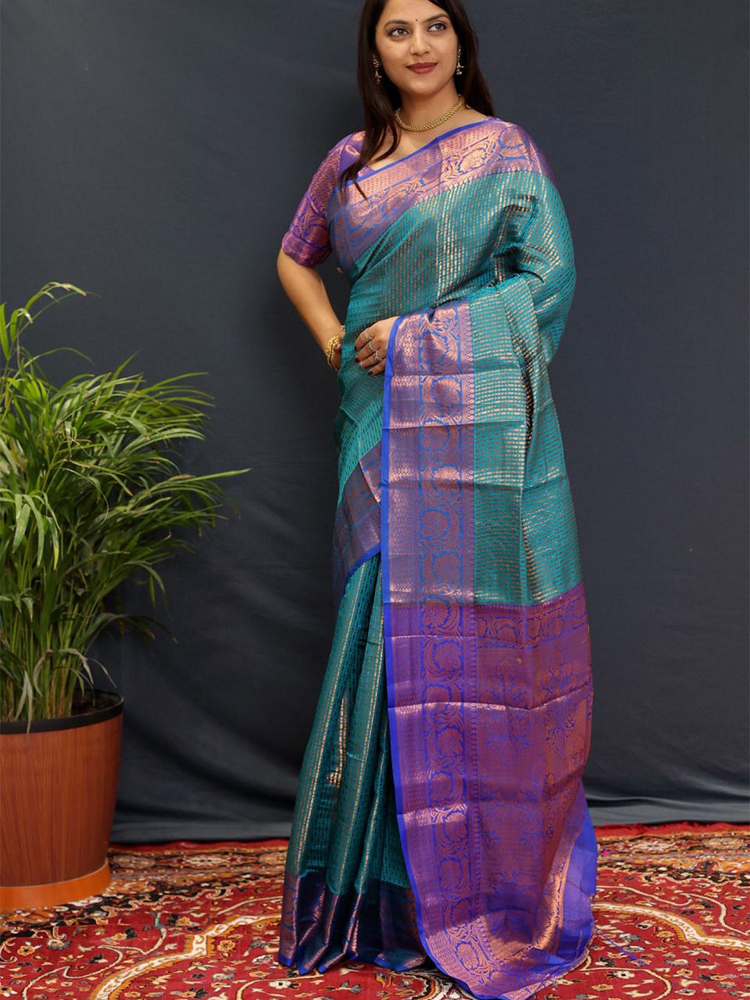 

DIVASTRI Woven Design Zari Kanjeevaram Saree, Green