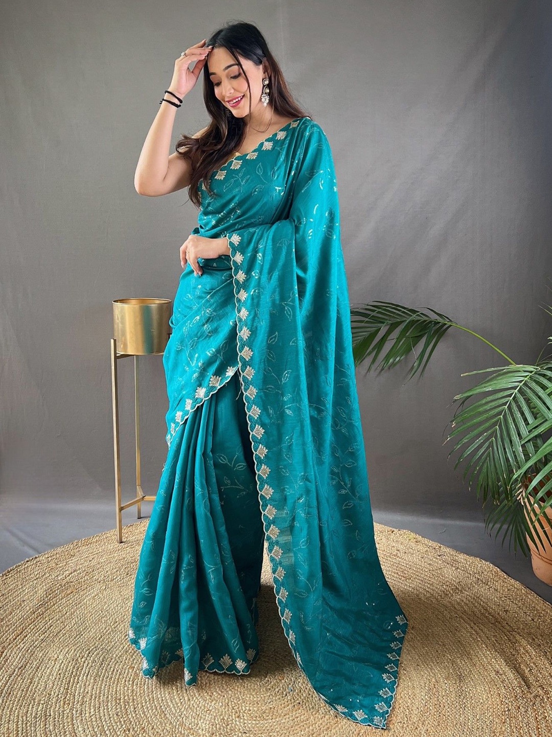 

DIVASTRI Floral Sequinned Silk Blend Saree, Teal